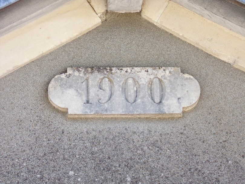 Burie - Inscription '1900' sur la maisonnette du cimetière (16 mai 2020)