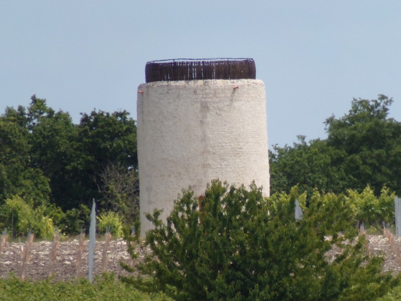 Salles-d'Angles - Un moulin à Vent (1 juin 2022)