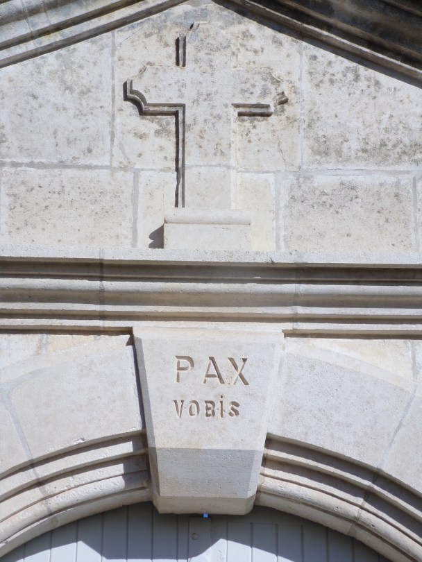 Cherves-Richemont – Inscription 'PAX Vobis" à l'entrée du Cimetière de Richemont (7 avril 2023)