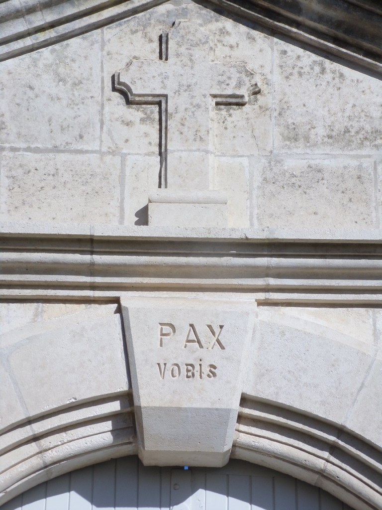 Cherves-Richemont – Inscription 'PAX Vobis" à l'entrée du Cimetière de Richemont (7 avril 2023)