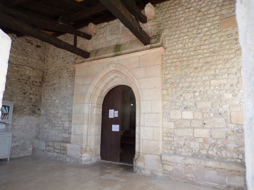 Dompierre-sur Charente – La porte d'entrée de l’église Saint-Blaise (19 avril 2023)