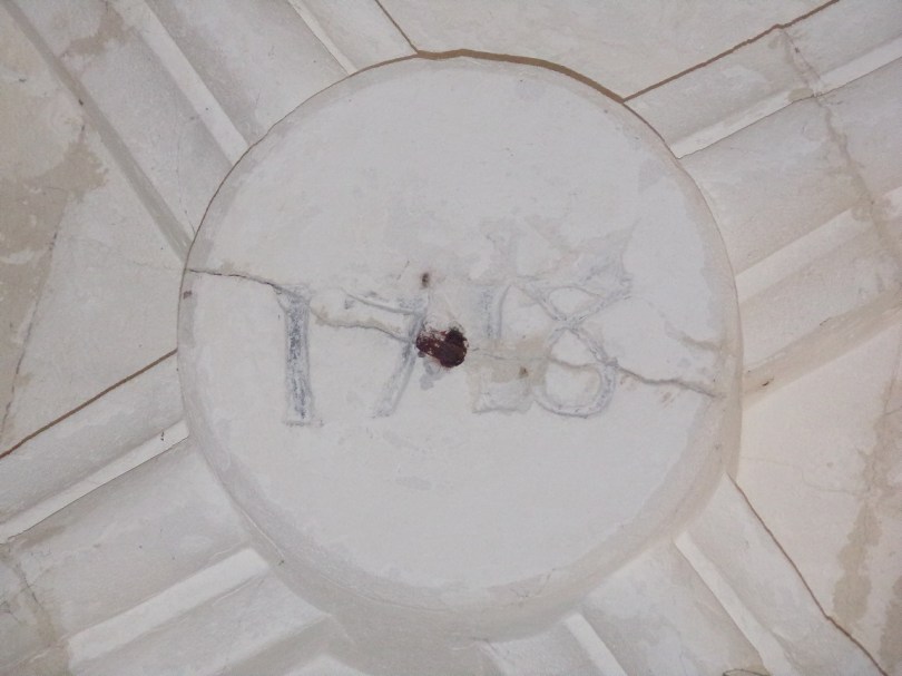 Dompierre-sur Charente – L’église Saint-Blaise – Clef de voûte '1718' (19 avril 2023)