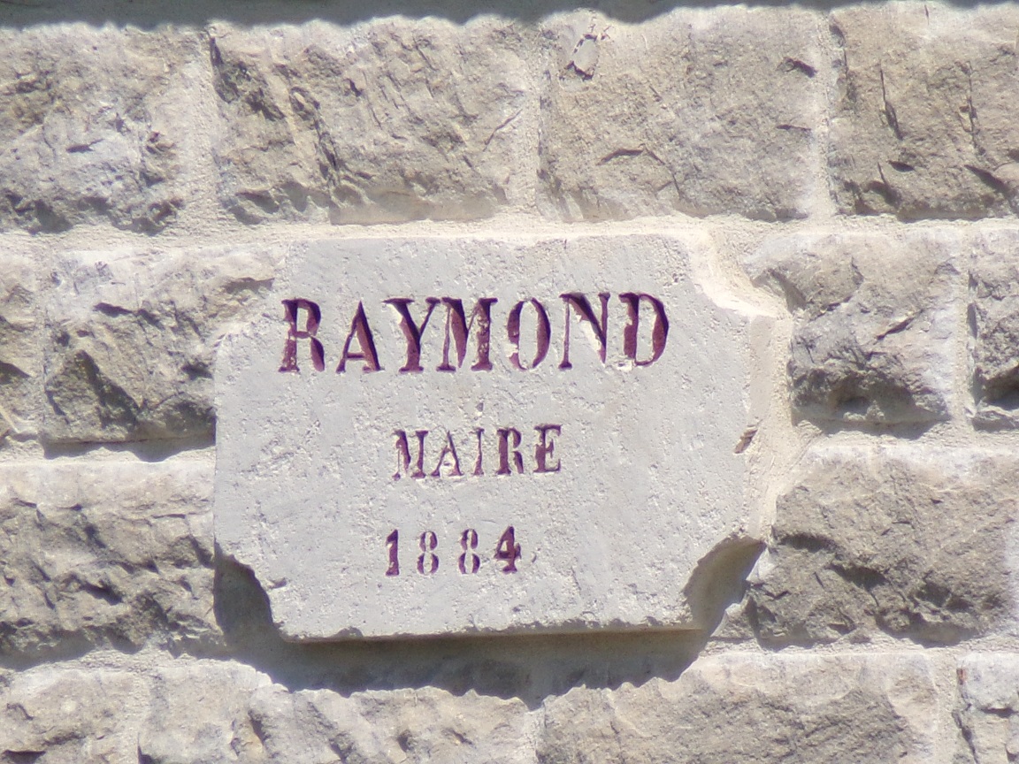 Bourg-Charente - Le pont - Inscription 'RAYMOND maire 1884' (16 mai 2023)