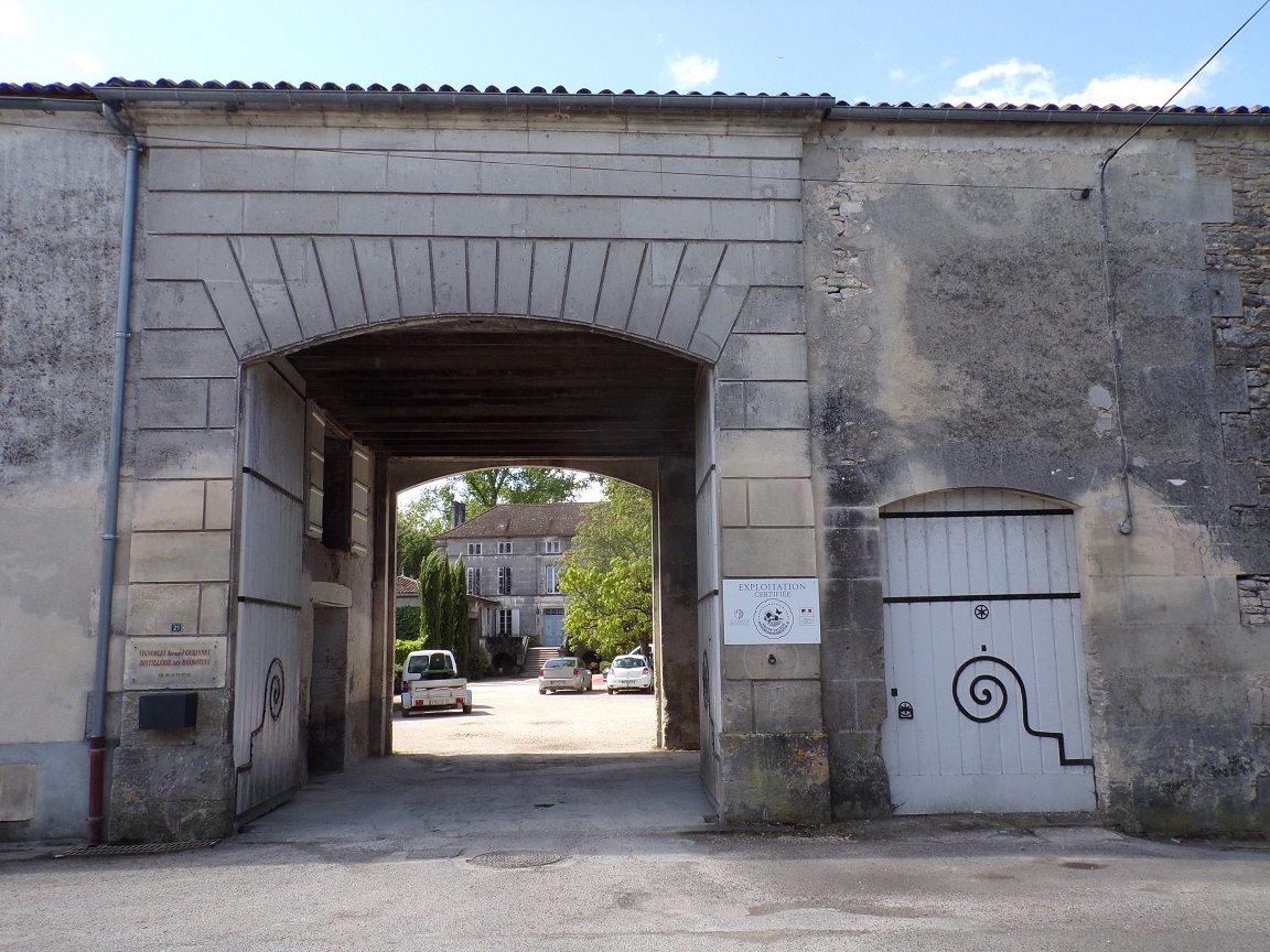 Gensac-la-Pallue - Grand porche au Barbottin (16 mai 2023)