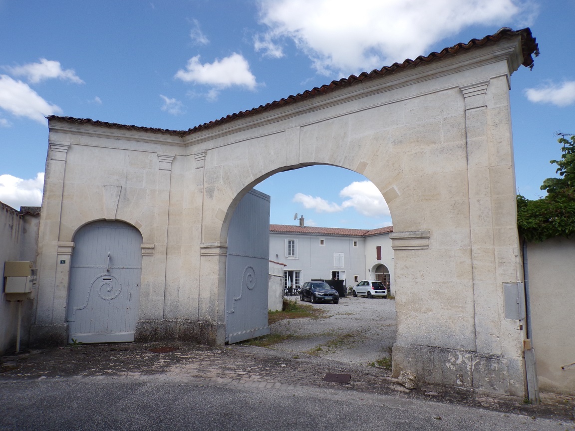 Gensac-la-Pallue - Un porche 'chemin des Ramonets' (16 mai 2023)