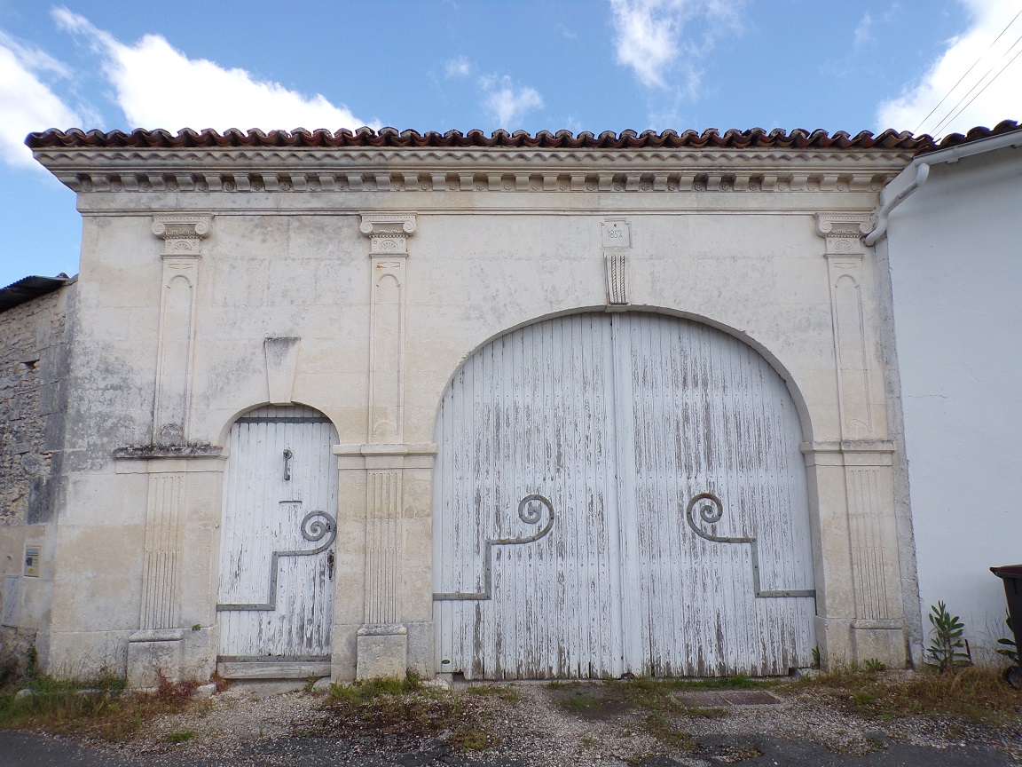 Gensac-la-Pallue - Un porche daté '1852 'à Soubérac (16 mai 2023)
