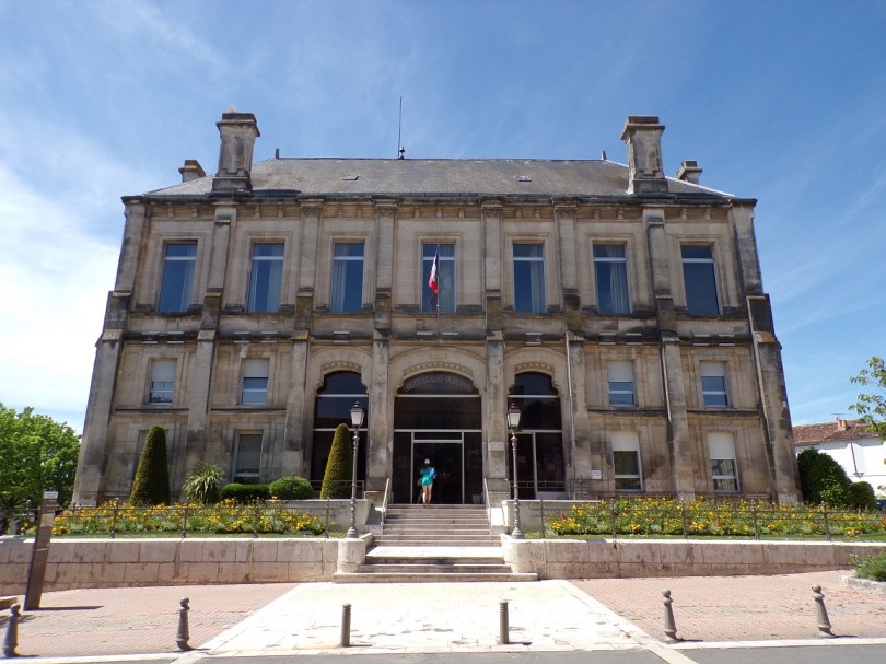 Jarnac - plcae Jean Jaurès - La Mairie (3 mai 2023)