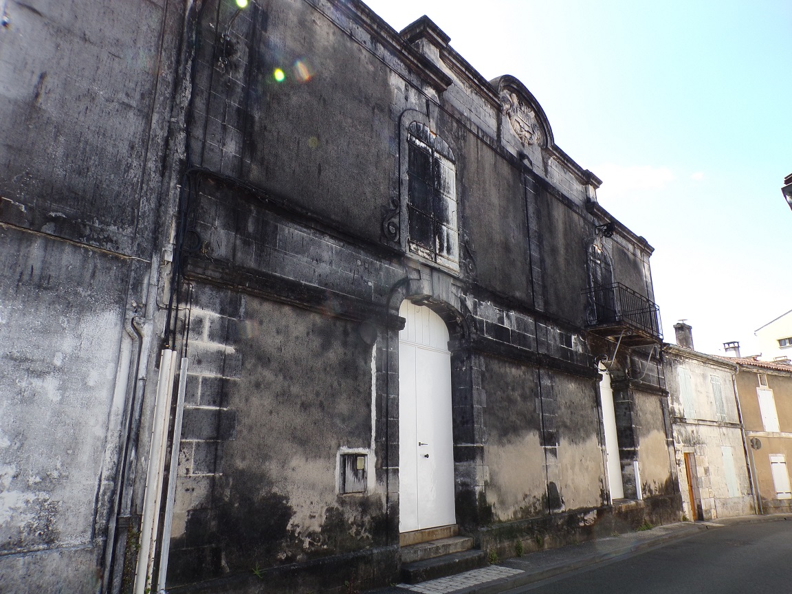 Jarnac - rue des Moulins 42 - Chai daté '1901' (16 mai 2023)