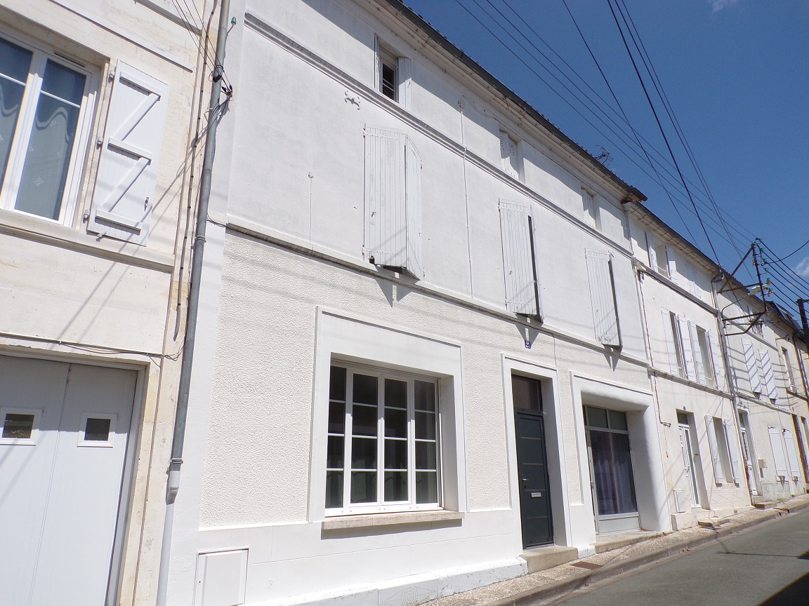 Jarnac - rue Maurice Laporte Bisquit 25 - Chai (16 mai 2023)