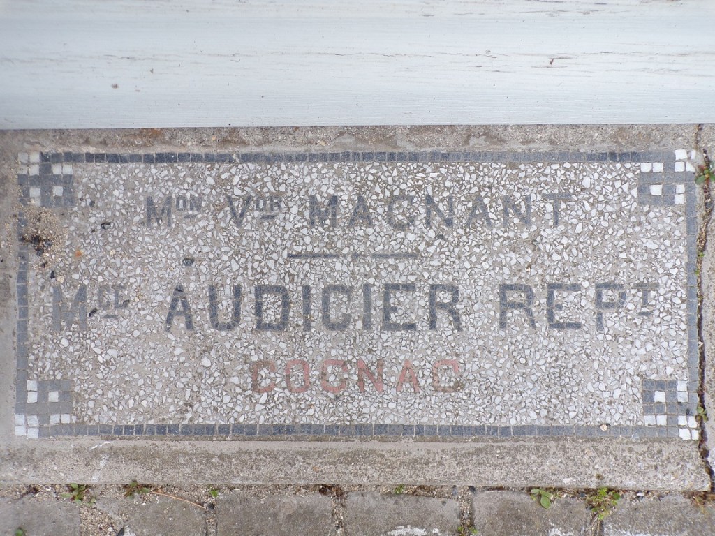 Inscription à l'entrée de l’église Saint-Laurent (30 avril 2023)