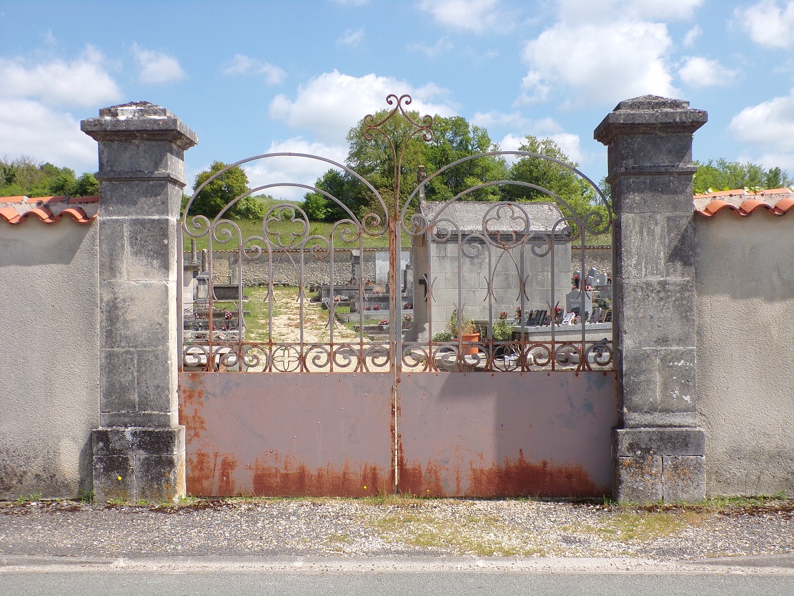 Saint-Laurent-de-Cognac - La porte d'entrée du Cimetière (30 avril 2023)