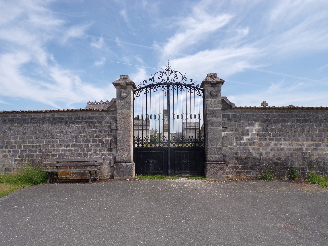 Triac-Lautrait – L’entrée du cimetière (24 mai 2023)