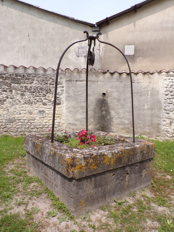 Angeac-Champagne – Le puits à côté de l'église (27 juin 2023)