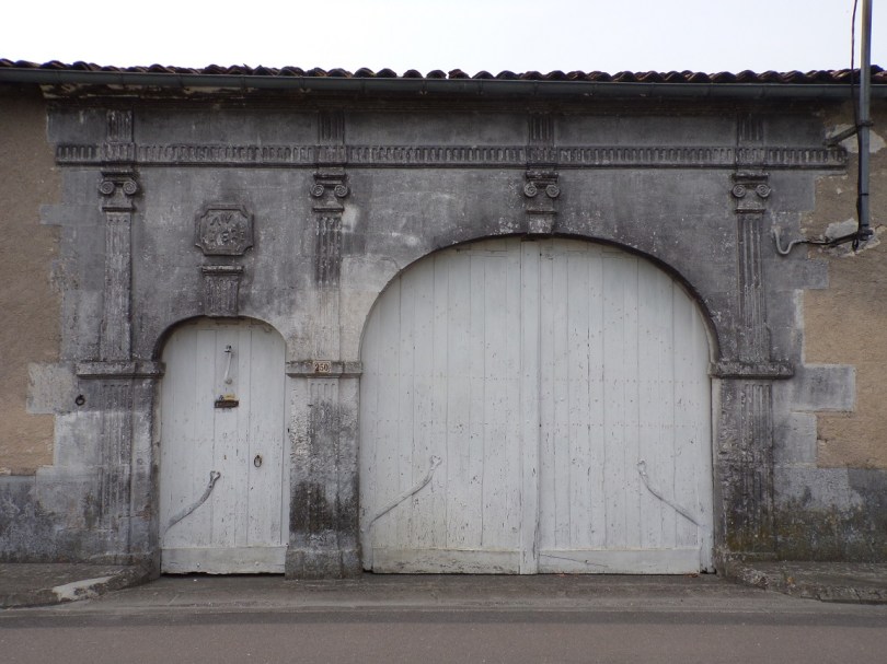 Angeac-Champagne - Un porche daté '1821' (27 juin 2023)