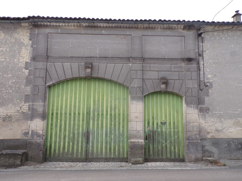 Angeac-Champagne - Un porche daté '1865' (27 juin 2023)