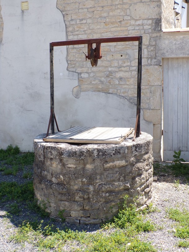 Courbillac - Le Puits dans l'allée du Puits (14 juin 2023)