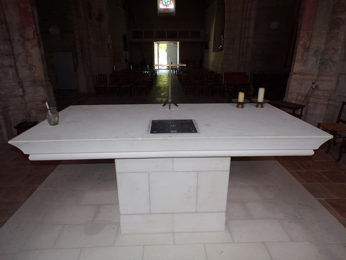 Neuvicq-le-Château – L’église Saint-Martin – L'autel (14 juin 2023)