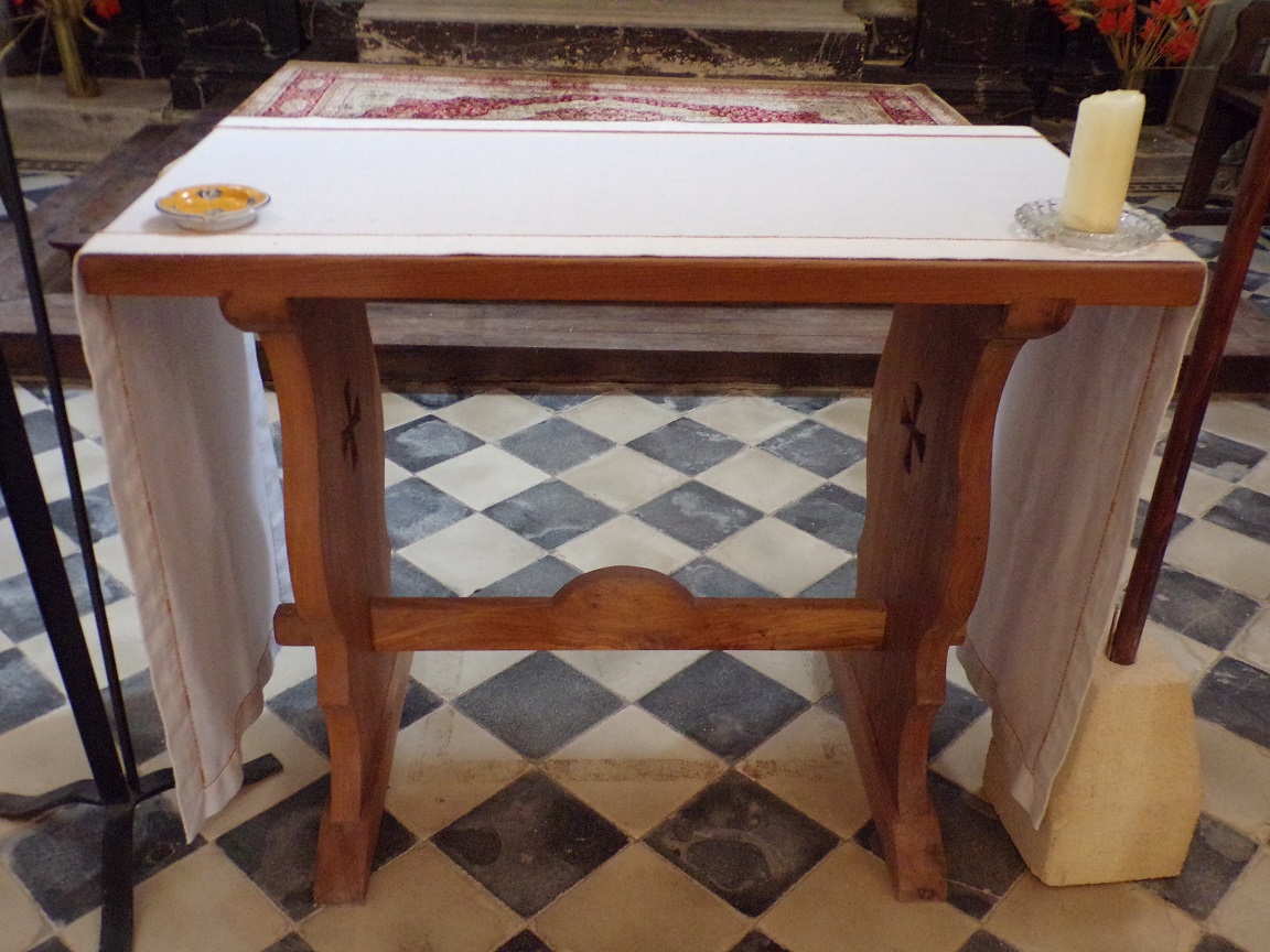 Saint-Fort sur le Né - L'église Saint-Fortunat - L'autel (7 juin 2023)