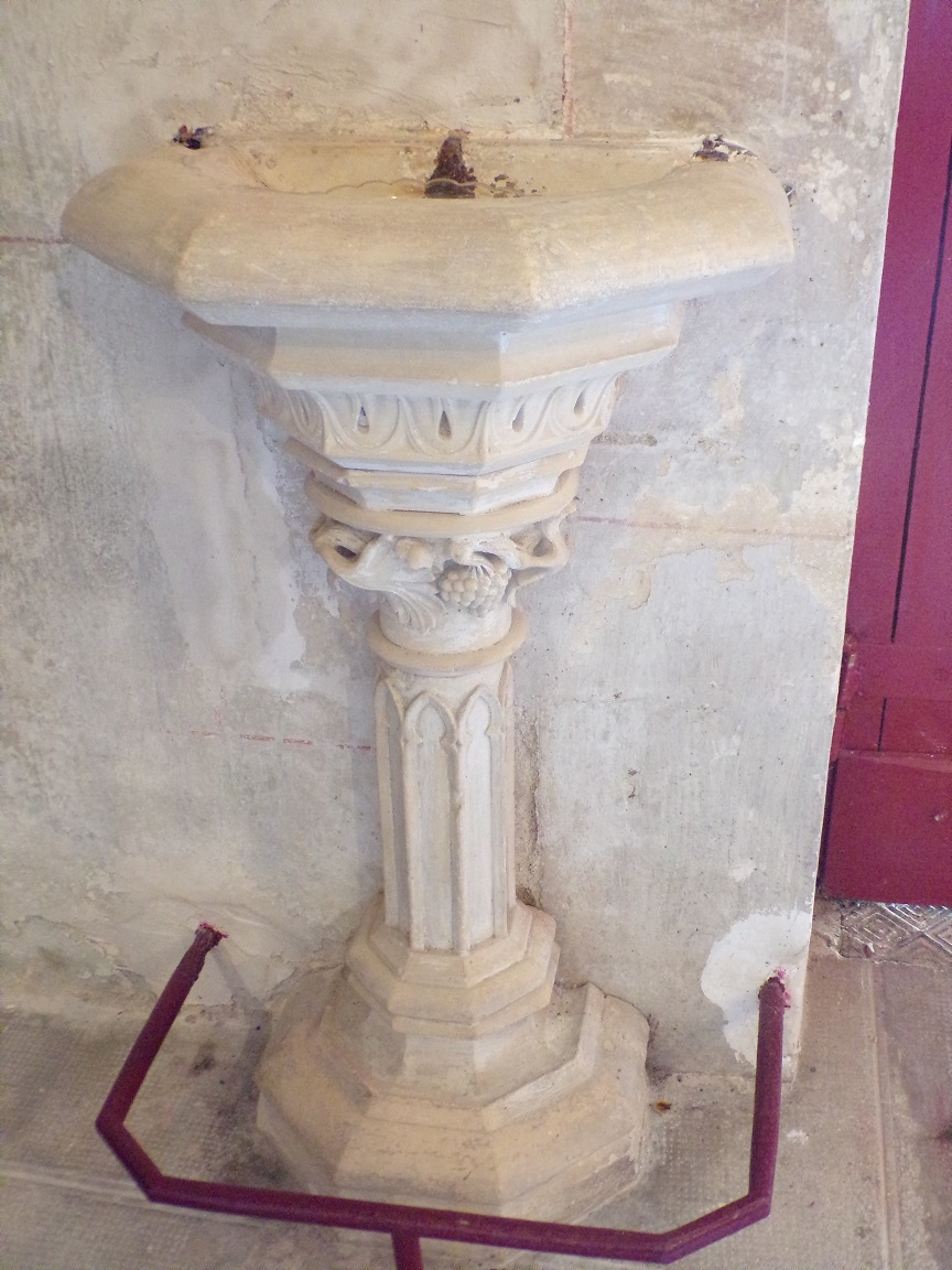 Saint-Fort sur le Né - L'église Saint-Fortunat - Le bénitier (7 juin 2023)