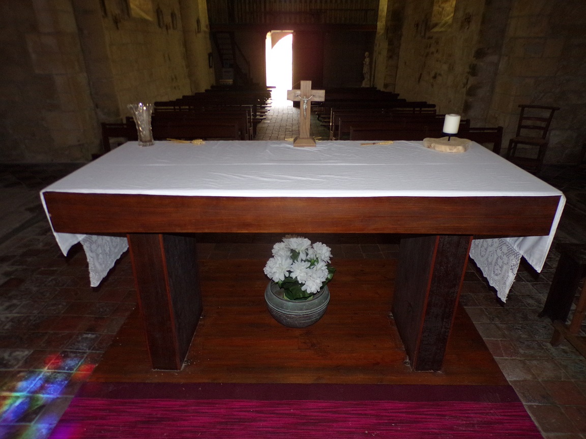 Sonneville – L’église Saint-Pierre – L'autel (17 juin 2023)