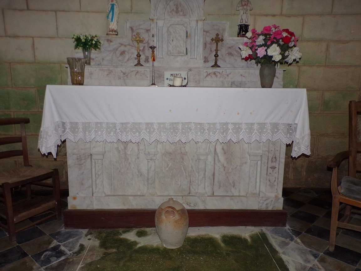 Sonneville – L’église Saint-Pierre – L'autel dans la chapelle 'Sacré Coeur de Jésus' (17 juin 2023)