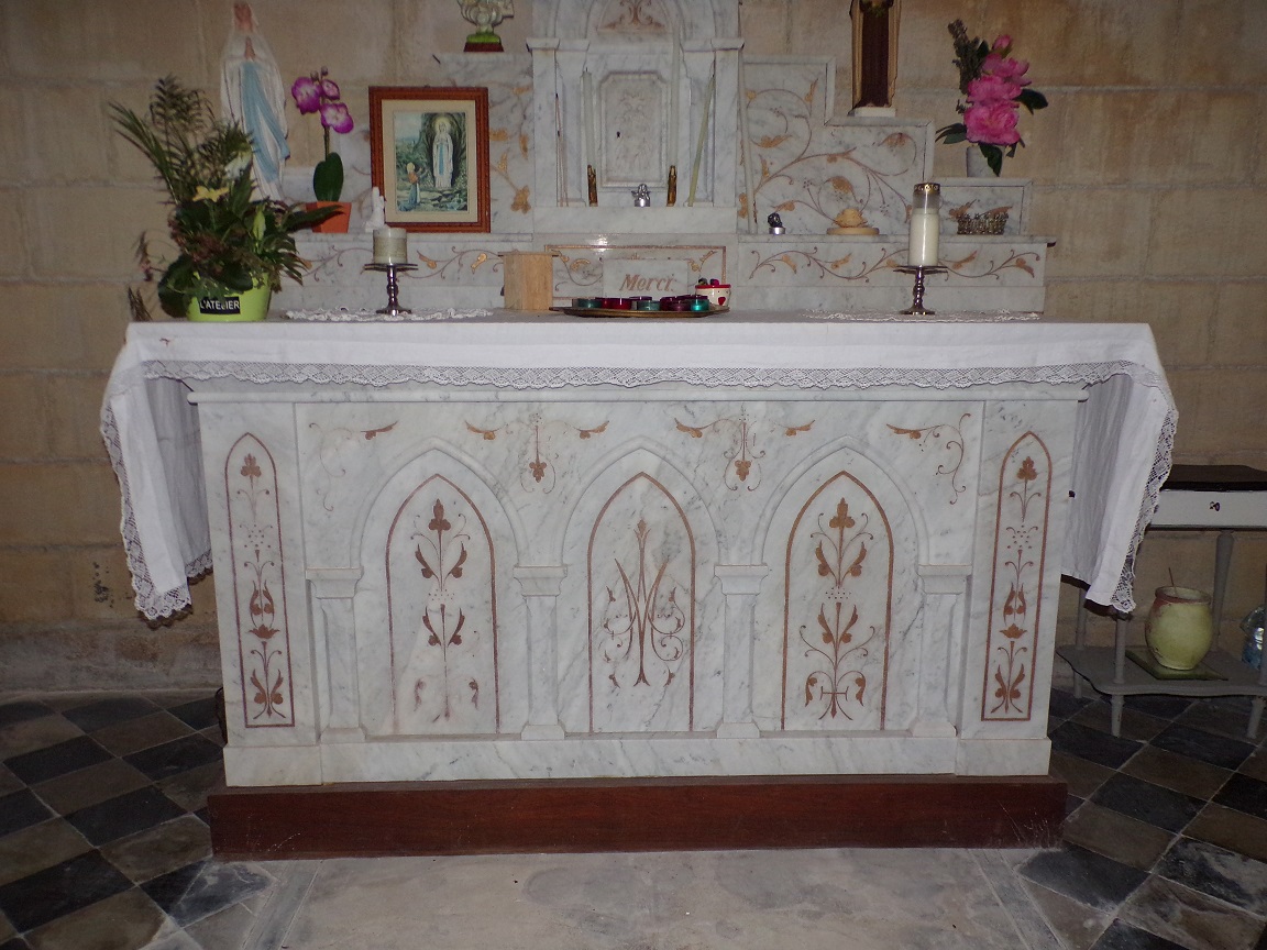 Sonneville – L’église Saint-Pierre – L'autel de la chapelle 'Marie' (17 juin 2023)