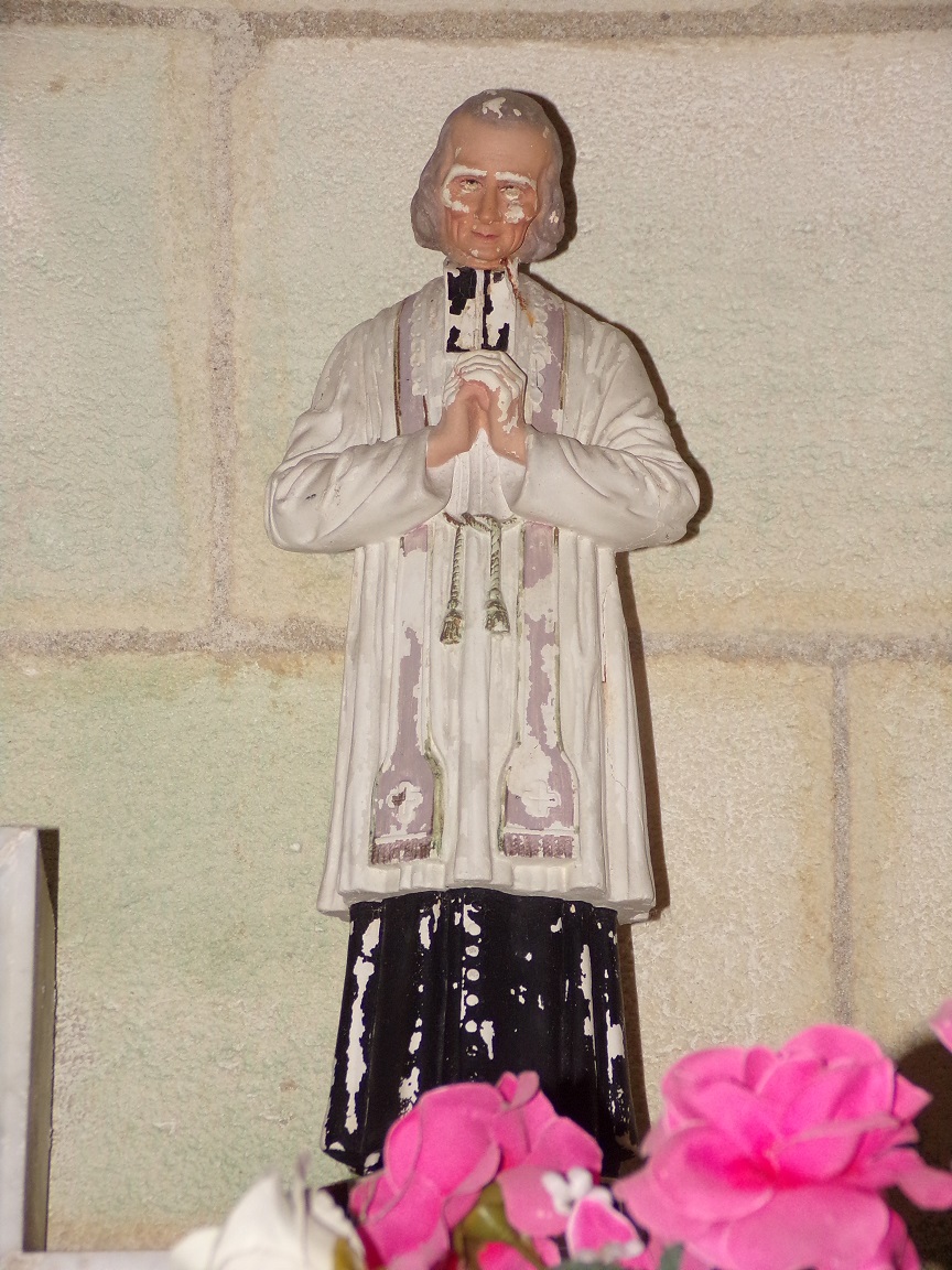 Sonneville – L’église Saint-Pierre – Le curé d'Ars dans la chapelle 'Sacré Coeur de Jésus' (17 juin 2023)