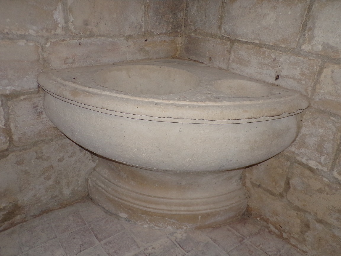 Sonneville – L’église Saint-Pierre - Un fonts baptismaux (17 juin 2023)