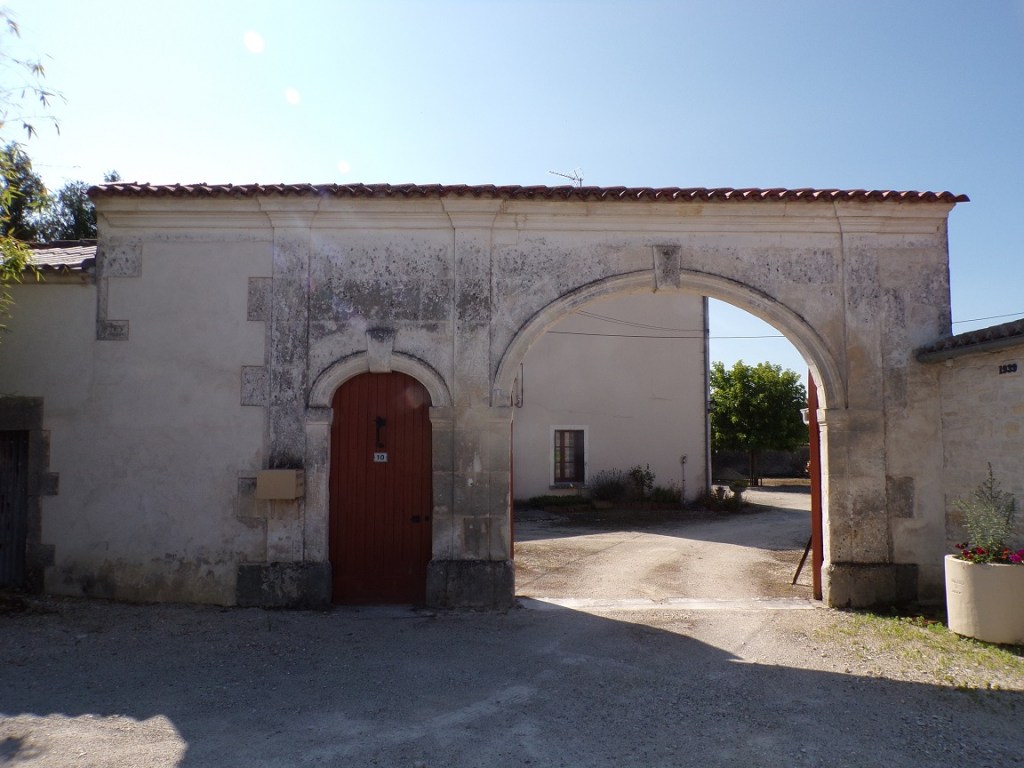Luchac - 10 route de Cognac - Porche daté '1872' (22 juillet 2023)