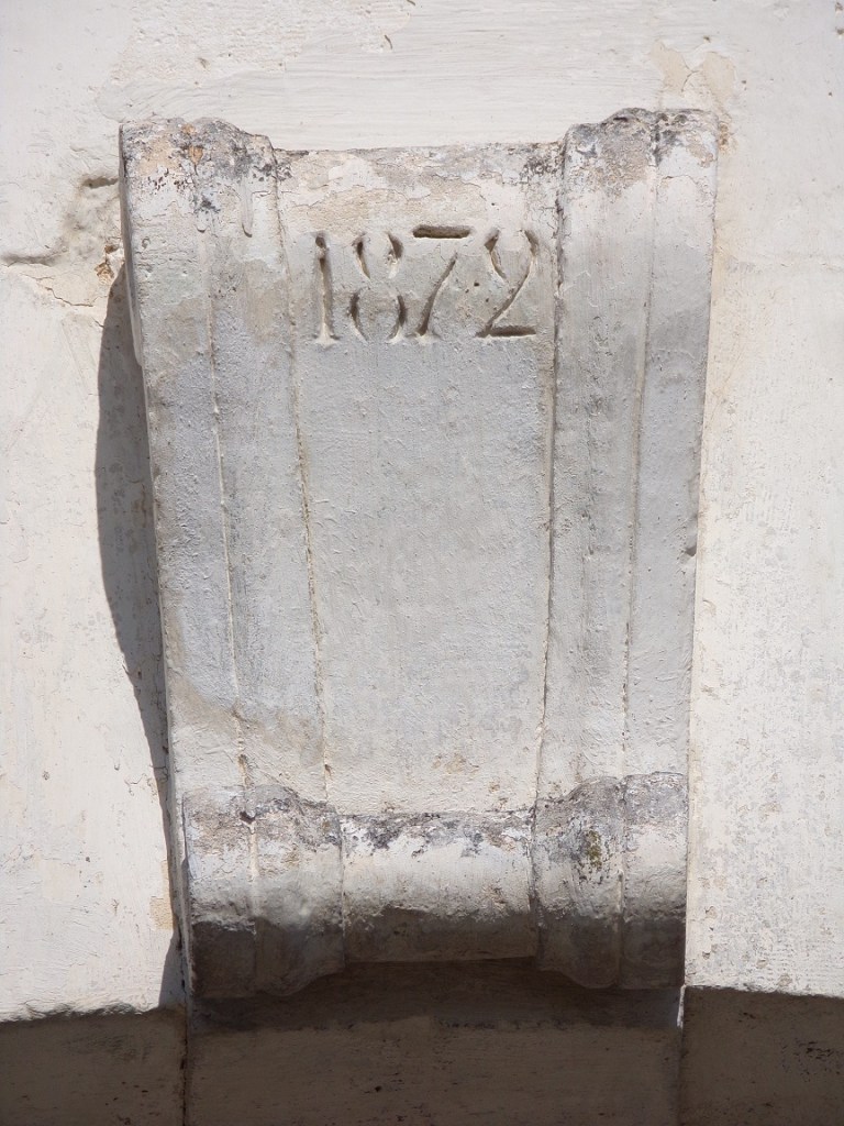 Luchac - 4 rue des Souterrains - Porche daté '1872' (22 juillet 2023)