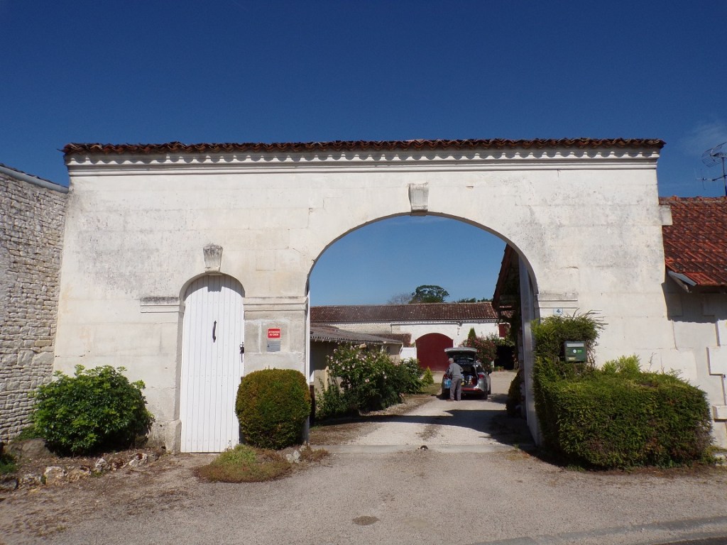 Luchac - 4 rue des Souterrains - Porche daté '1872' (22 juillet 2023)