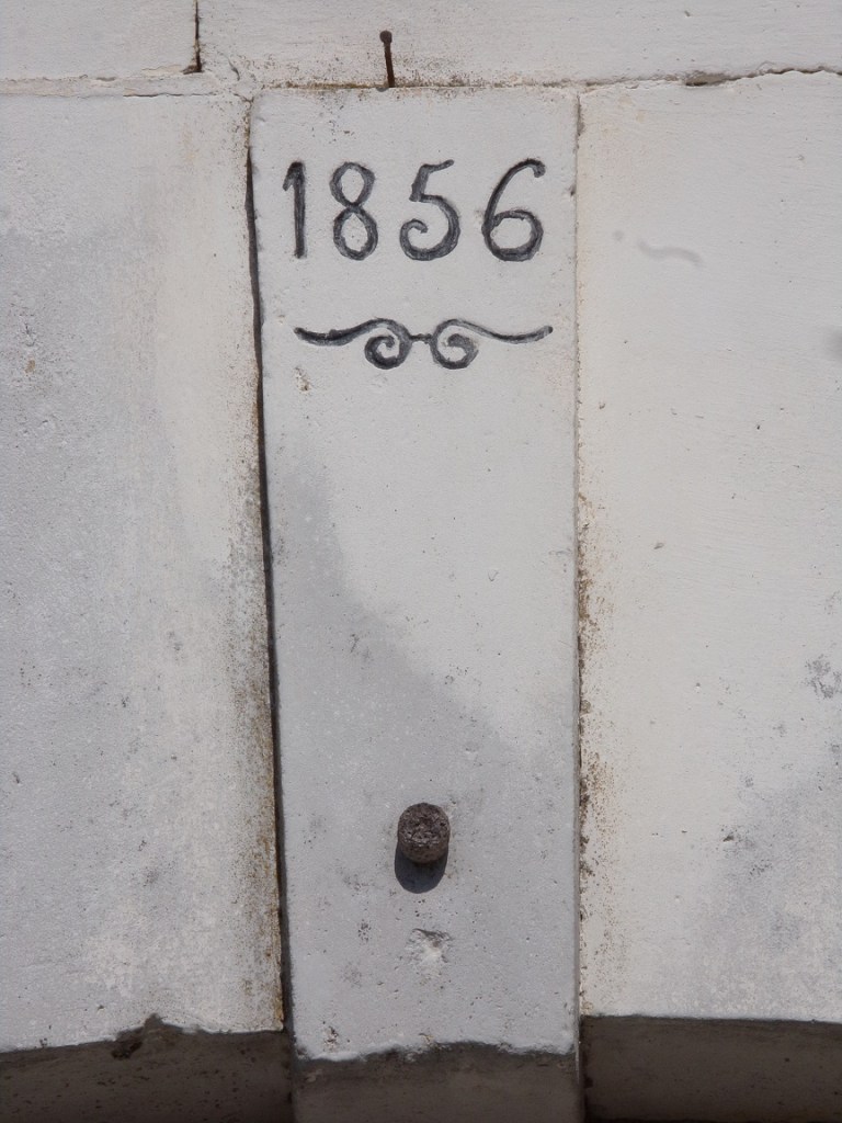 Luchac - rue des Souterrains - Porche daté '1856' de la maison Blanche (22 juillet 2023)