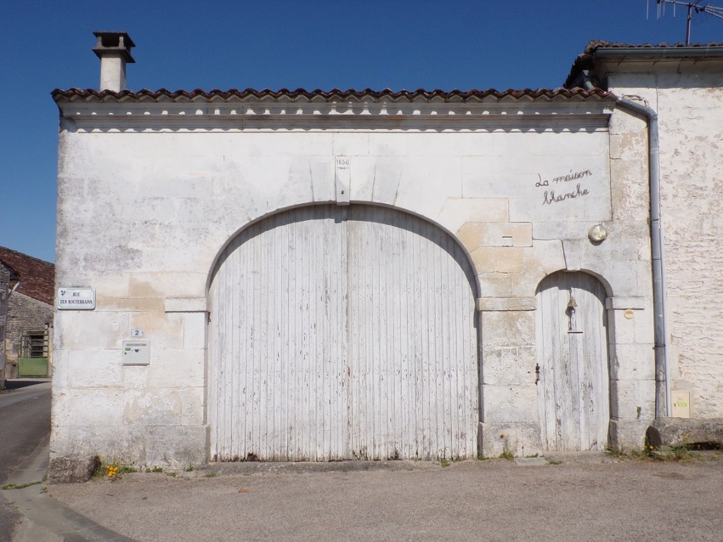 Luchac - rue des Souterrains - Porche daté '1856' de la maison Blanche (22 juillet 2023)