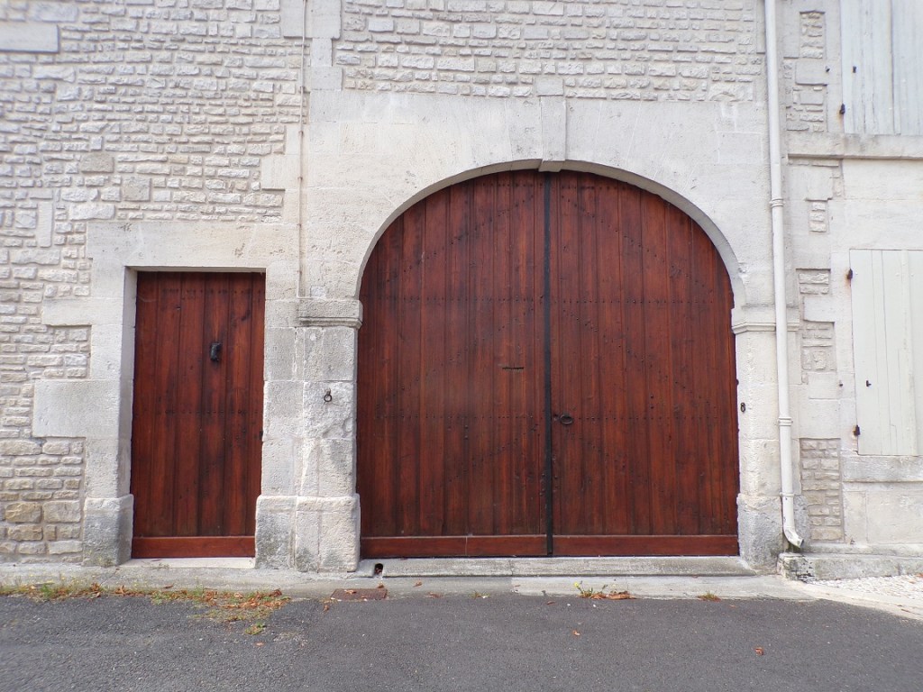 Sigogne - 1 rue de la Bordeire - Le porche (22 juillet 2023)