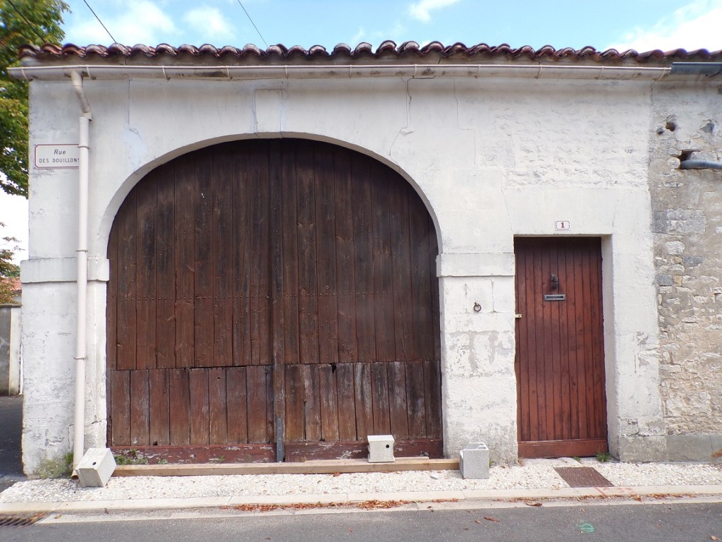 Sigogne - 1 rue des Douillons - Le porche (22 juillet 2023)