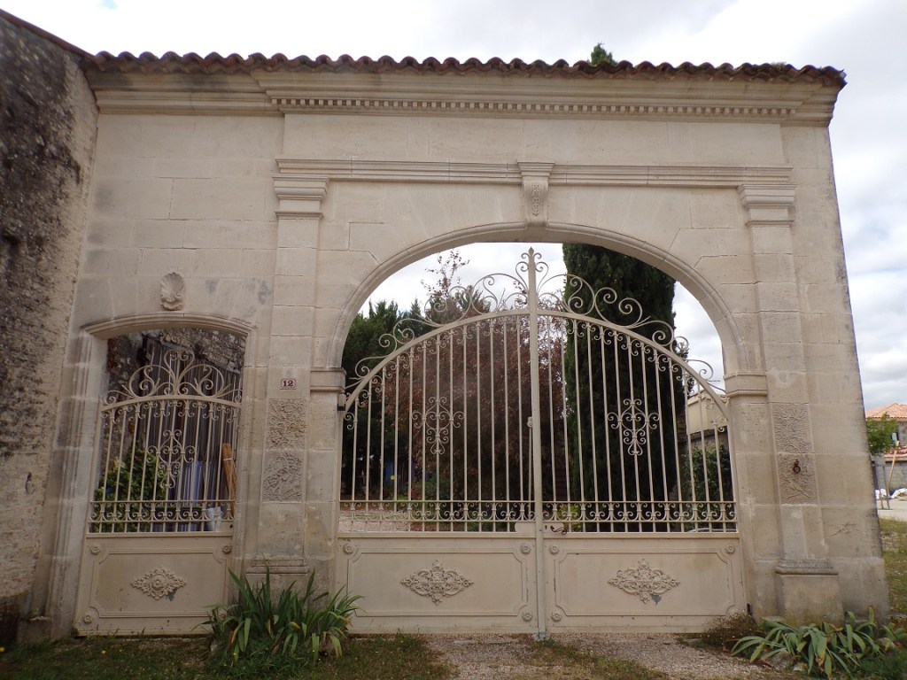 Sigogne - 12 rue de la Borderie - Le porche (22 juillet 2023)