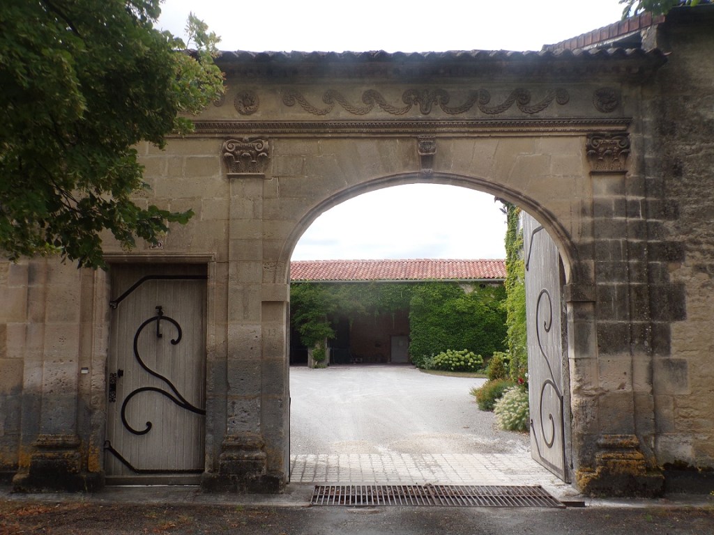 Sigogne - 20 rue de la Borderie - Le porche (22 juillet 2023)