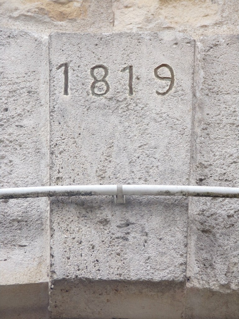 Sigogne - 3 rue de la Borderie - Le porche daté '1819' (22 juillet 2023)