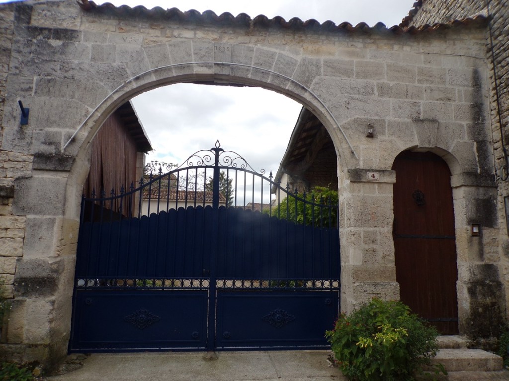 Sigogne - 3 rue de la Borderie - Le porche daté '1819' (22 juillet 2023)