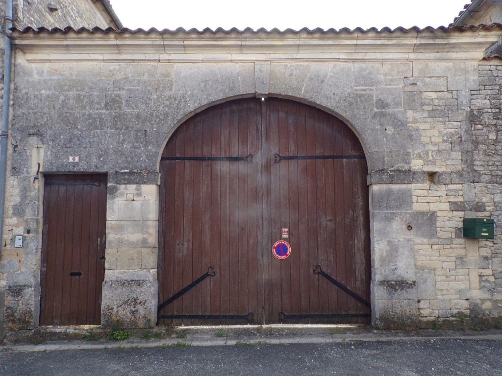 Sigogne - 4 rue de la Borderie - Le porche (22 juillet 2023)