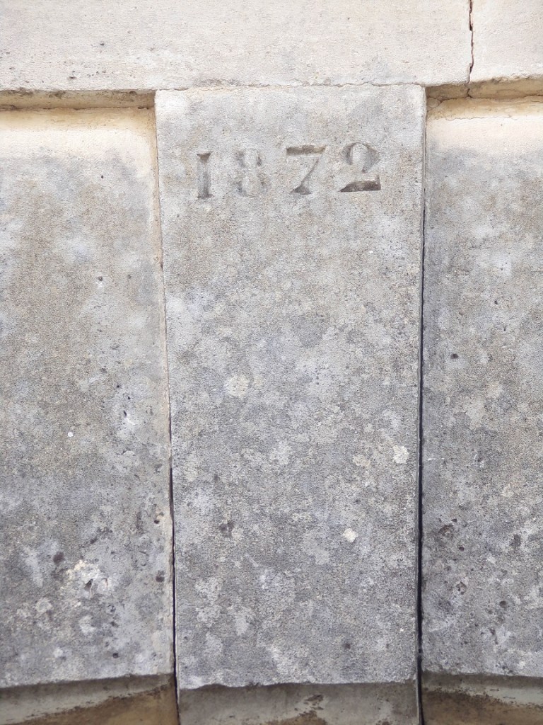 Sigogne - 4 rue du Puiseau - Le porche daté '1872' (22 juillet 2023)