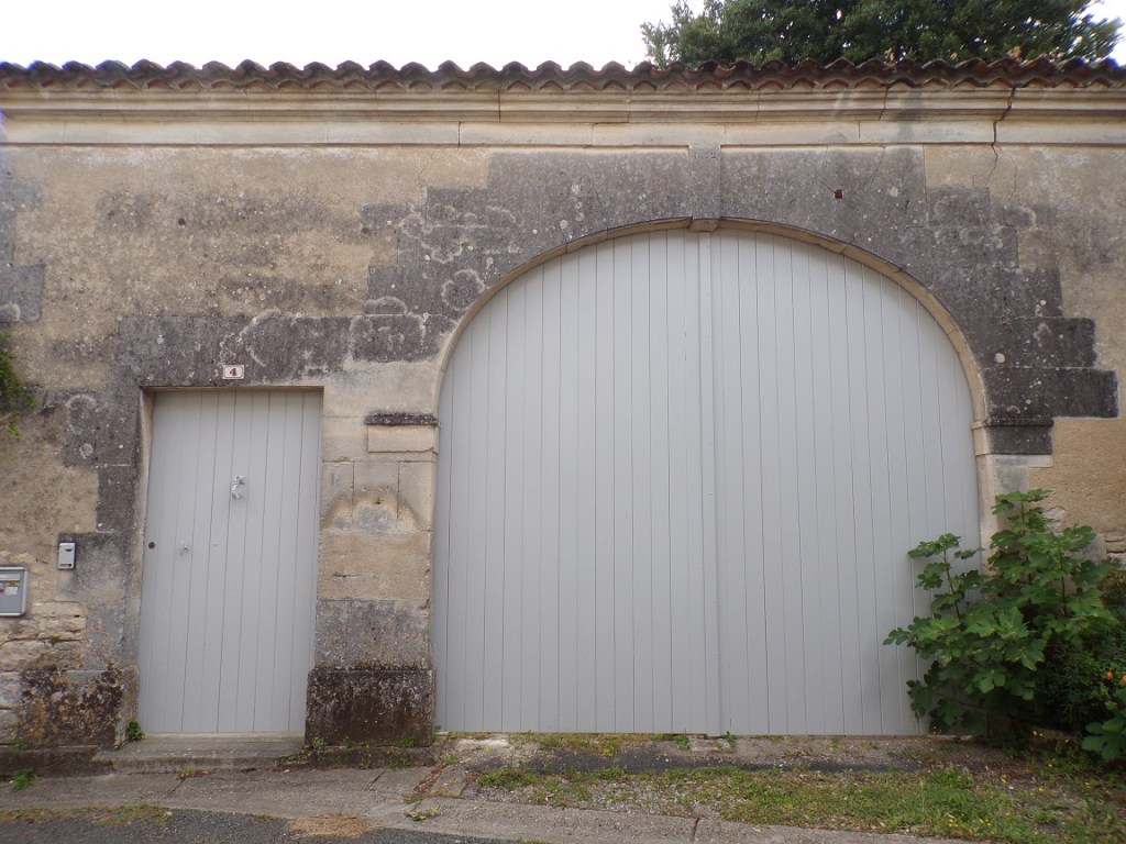 Sigogne - 4 rue du Puiseau - Le porche daté '1872' (22 juillet 2023)