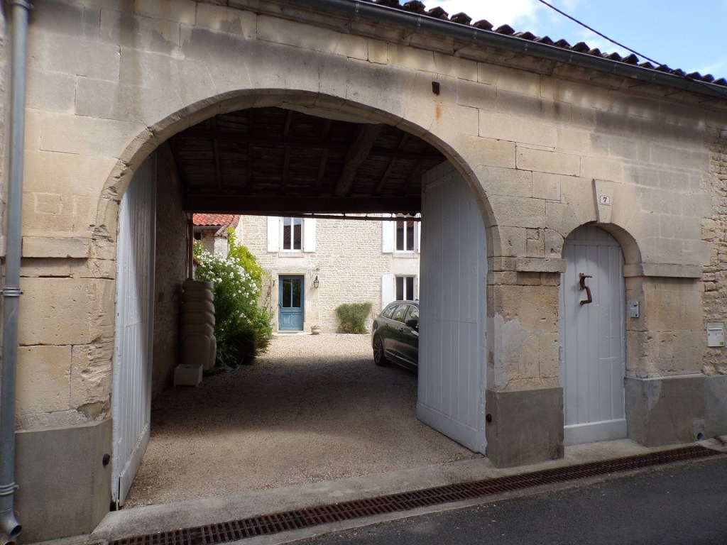 Sigogne - 7 rue de la Borderie - Le porche (22 juillet 2023)