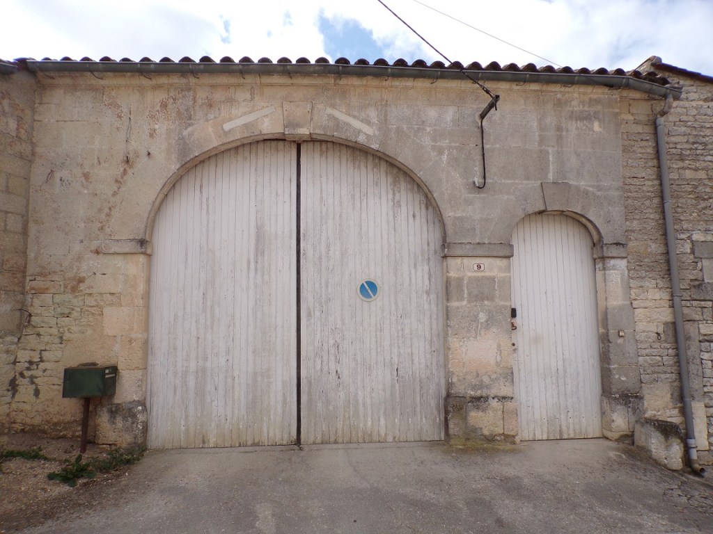 Sigogne - 9 rue du Temple - Le porche (22 juillet 2023)