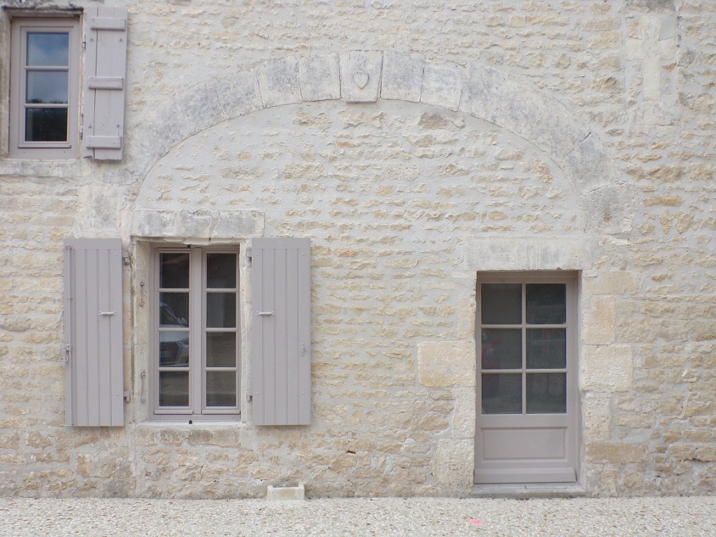 Sigogne - Place du Monument aux Morts - Le porche daté '1769' (22 juillet 2023)