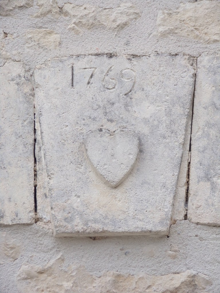 Sigogne - Place du Monument aux Morts - Le porche daté '1769' (22 juillet 2023)