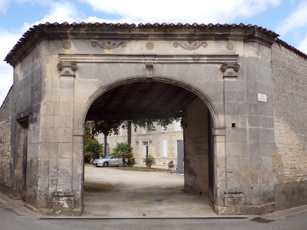 Sigogne - rue du Puiseau - Le porche (22 juillet 2023)