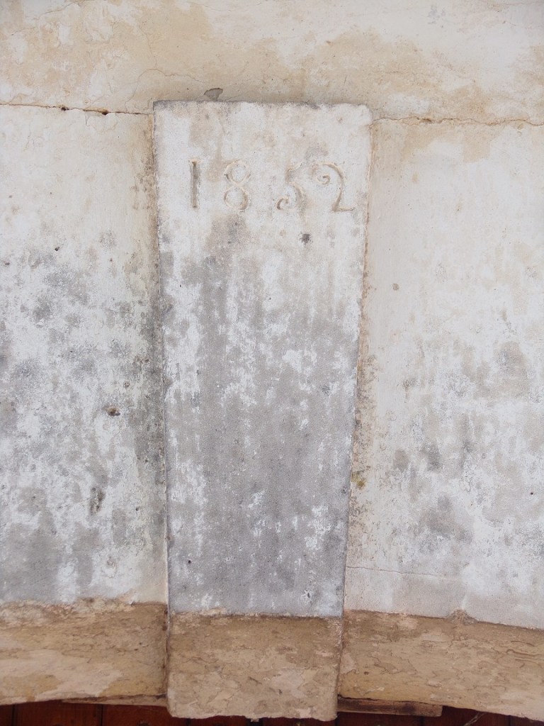 Villeneuve - 1 rue du Bois Grignard - Porche daté '1852' (22 juillet 2023)