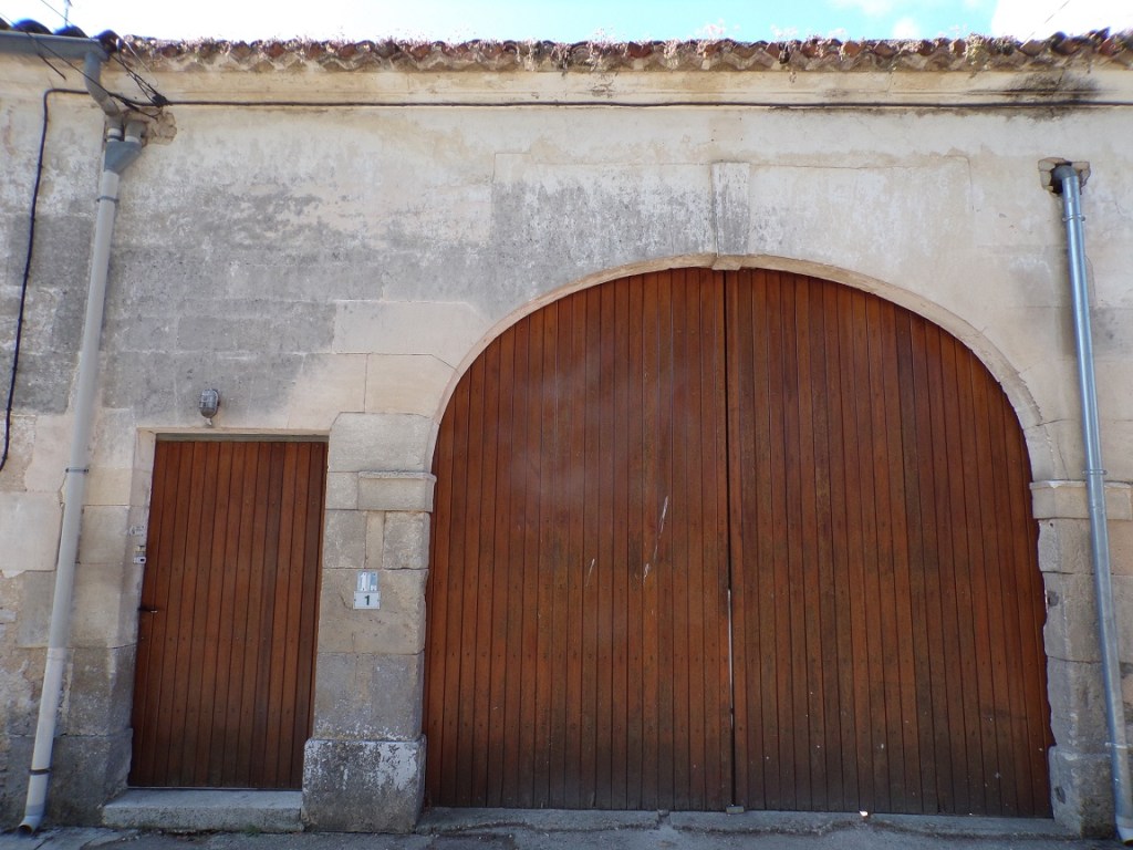 Villeneuve - 1 rue du Bois Grignard - Porche daté '1852' (22 juillet 2023)