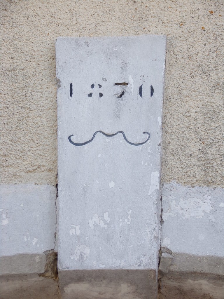 Villeneuve - 1 rue du Centre - Porche daté '1870' (22 juillet 2023)